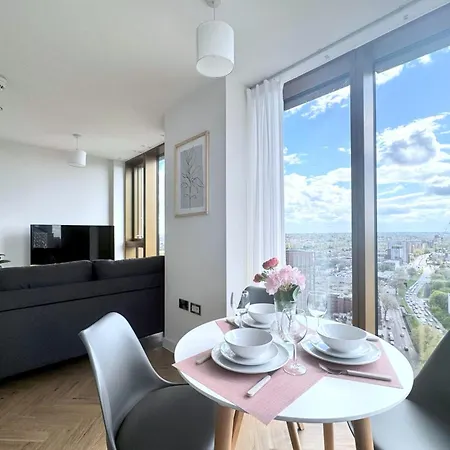 Skyline View In Centre - South Apt130